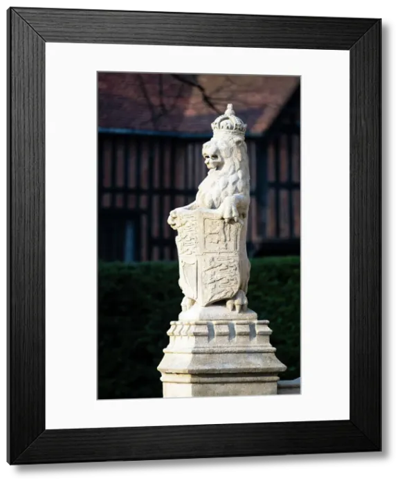 Framed Print : Stone lion bearing a shield with the royal arms, on the steps of the West entrance to St George Chapel, Windsor Castle, Windsor, Berkshire, England Framed Print : Stone lion bearing a shield with the royal arms, on the steps of the West entrance to St George Chapel, Windsor Castle, Windsor, Berkshire, England