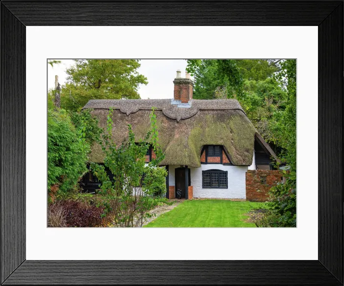 Framed Print : A thatched cottage in Lyndhurst village, New Forest, Hampshire, England Framed Print : A thatched cottage in Lyndhurst village, New Forest, Hampshire, England