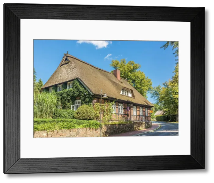Framed Print : Thatched historic half-timbered house in the village of Jesteburg, Luneburg Heath, Lower Saxony, Germany Framed Print : Thatched historic half-timbered house in the village of Jesteburg, Luneburg Heath, Lower Saxony, Germany