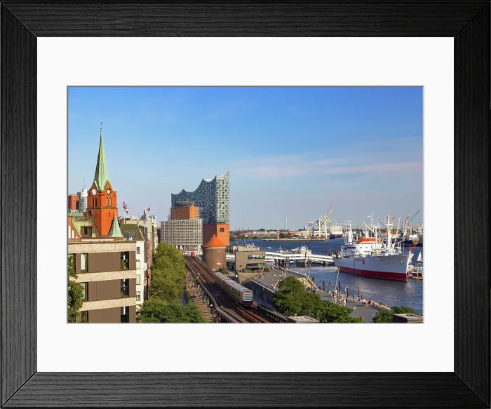 Framed Print : U-Bahn train coming into Landungsbruken station with Elbephilharmonie in background, Hamburg, Germany Framed Print : U-Bahn train coming into Landungsbruken station with Elbephilharmonie in background, Hamburg, Germany