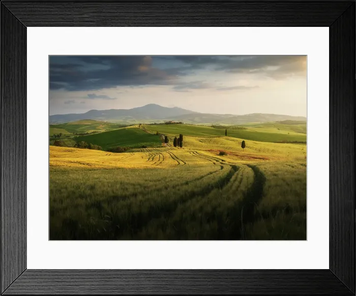 Framed Print : An explosive spring sunset over the Gladiator House (Podere Terrapille) in Val d'Orcia, Tuscany, Italy Framed Print : An explosive spring sunset over the Gladiator House (Podere Terrapille) in Val d'Orcia, Tuscany, Italy