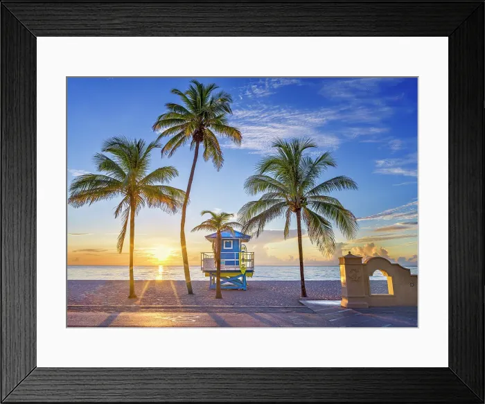 Framed Print : Lifeguardhouse at sunrise golden hour Hollywood Beach Hollywood, Miami Beach Florida, USA Framed Print : Lifeguardhouse at sunrise golden hour Hollywood Beach Hollywood, Miami Beach Florida, USA