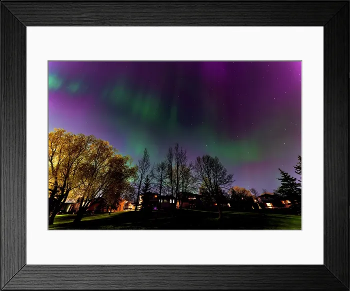 Framed Print : Northern lights (aurora borealis) in Southdale neighbourhood, Manitoba, Canada Framed Print : Northern lights (aurora borealis) in Southdale neighbourhood, Manitoba, Canada