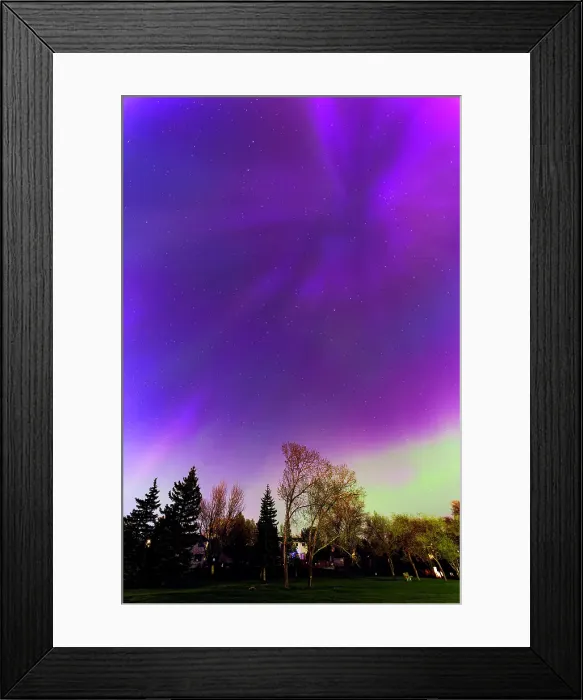 Framed Print : Northern lights (aurora borealis) in Southdale neighbourhood, Manitoba, Canada Framed Print : Northern lights (aurora borealis) in Southdale neighbourhood, Manitoba, Canada