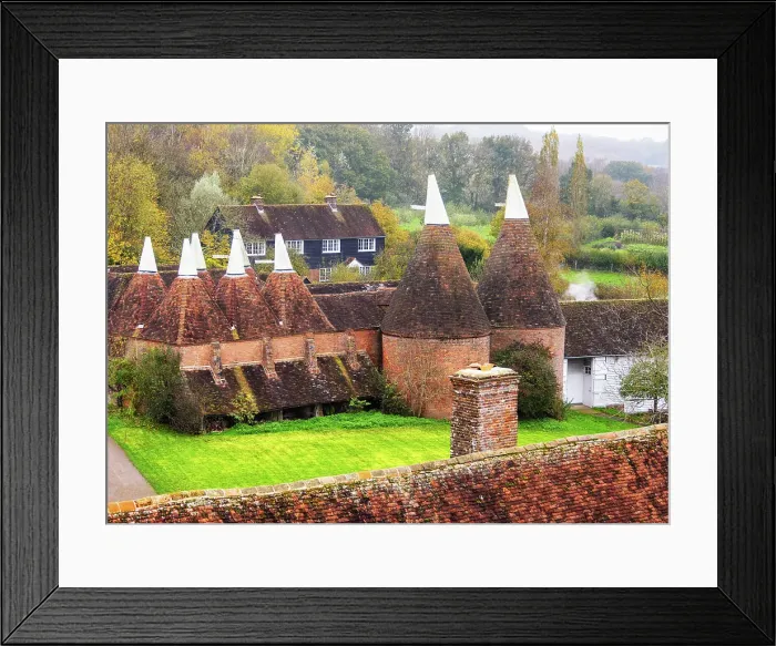 Framed Print : Oast house in Sissinghurst, Kent, England Framed Print : Oast house in Sissinghurst, Kent, England