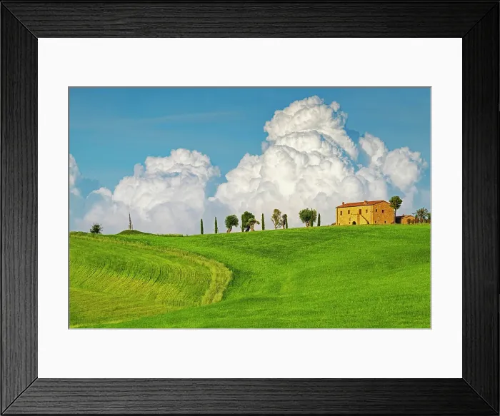 Framed Print : Tuscan farmhouse in Val d'Orcia, Tuscany, Italy Framed Print : Tuscan farmhouse in Val d'Orcia, Tuscany, Italy
