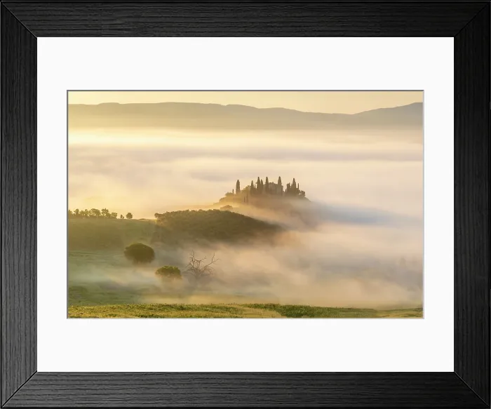 Framed Print : Podere Belvedere shrouded in mist at dawn, Val d'Orcia at dawn, San Quirico d'Orcia, Tuscany, Italy