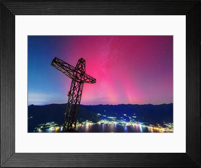 Framed Print : Summit cross under the Northern Lights, Alto Lario, Lake Como, Lombardy, Italy
