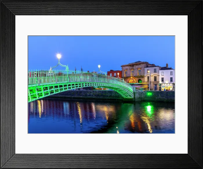 Framed Print : The Ha'penny Bridge at Dusk, Dublin, Ireland Framed Print : The Ha'penny Bridge at Dusk, Dublin, Ireland