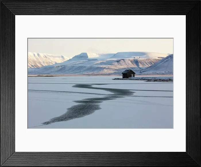 Framed Print : Cabin in snowy arctiuc landscape, Longyearbyen, Spitsbergen, Svalbard, Norway Framed Print : Cabin in snowy arctiuc landscape, Longyearbyen, Spitsbergen, Svalbard, Norway