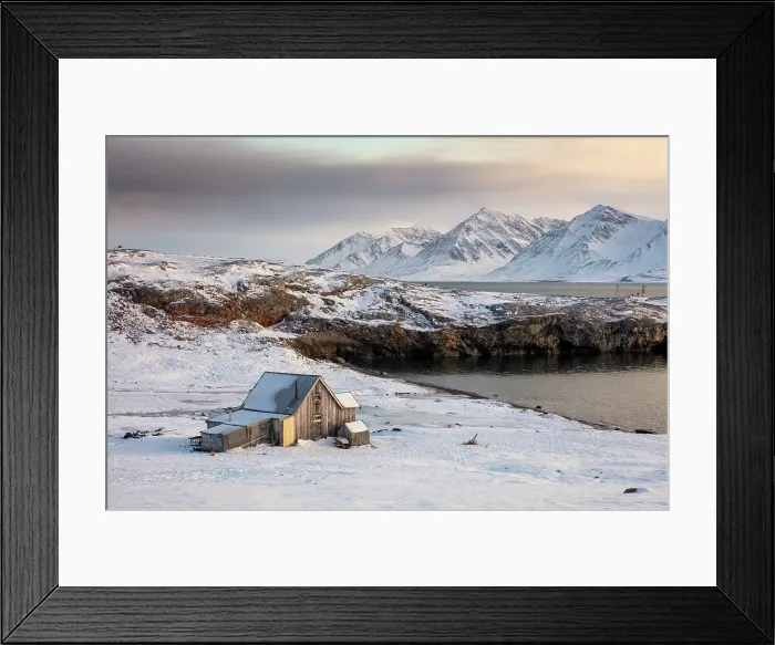 Framed Print : Old wooden cabin in stunning Arctic landscape. Camp Mansfield, Ny London, Blomstrandoya, Svalbard, Norway