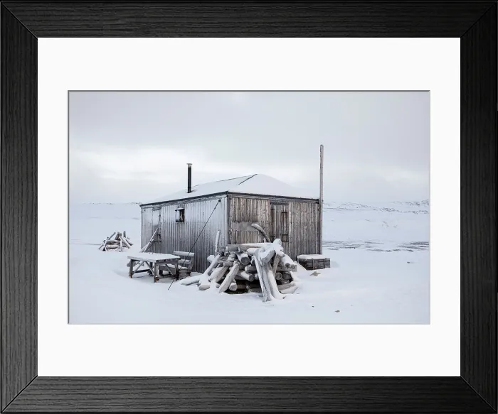 Framed Print : Old wooden cabin in 1950s research station. Kinnvika, Spitsbergen, Svalbard, Norway