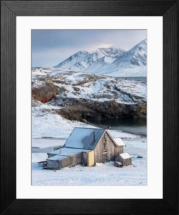 Framed Print : Old wooden cabin in stunning Arctic landscape. Camp Mansfield, Ny London, Blomstrandoya, Svalbard, Norway