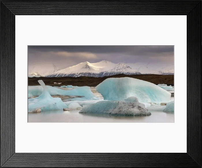 Framed Print : Icebergs and snow-covered mountains. Fjallsarlon, near Jokulsarlon, South Iceland Framed Print : Icebergs and snow-covered mountains. Fjallsarlon, near Jokulsarlon, South Iceland