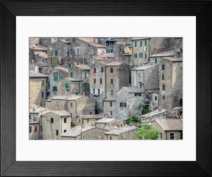 Framed Print : Old stone houses in the medieval hill town of Sorano, province of Grosseto, Tuscany, Italy