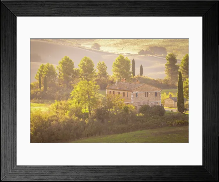 Framed Print : Traditional Tuscan farmhouse set amongst trees and rolling hills, Val d'Orcia, San Quirico d'Orcia, Tuscany, Italy