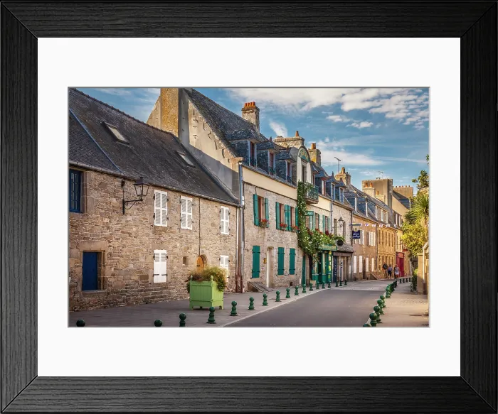 Framed Print : Historic granite houses in the old town of Roscoff, Finistere, Brittany, France