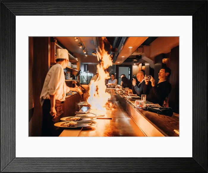 Framed Print : Chef cooking teppanyaki-style food with flames, entertaining customers in a Tokyo restaurant Framed Print : Chef cooking teppanyaki-style food with flames, entertaining customers in a Tokyo restaurant