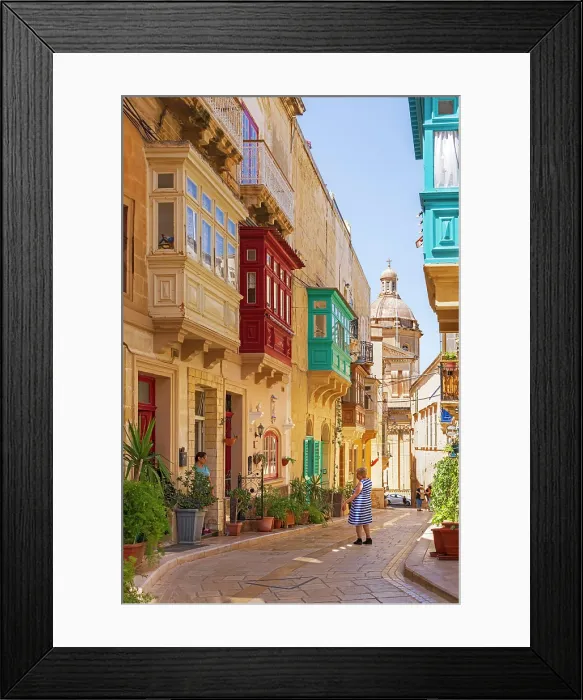 Framed Print : Typical Street View of picturesque Vittoriosa (Birgu), Valletta, Malta Framed Print : Typical Street View of picturesque Vittoriosa (Birgu), Valletta, Malta