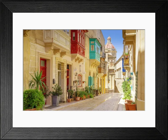 Framed Print : Typical Street View of picturesque Vittoriosa (Birgu), Valletta, Malta Framed Print : Typical Street View of picturesque Vittoriosa (Birgu), Valletta, Malta