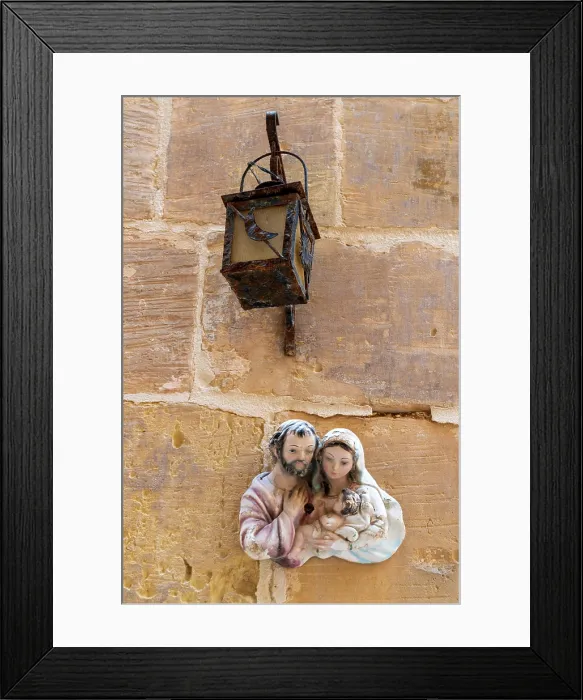 Framed Print : Typical Street View of picturesque Vittoriosa (Birgu), Valletta, Malta Framed Print : Typical Street View of picturesque Vittoriosa (Birgu), Valletta, Malta