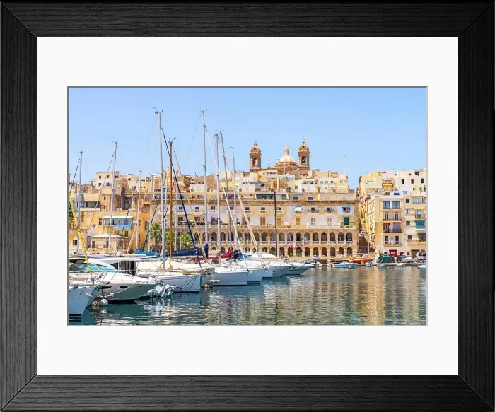 Framed Print : Typical Street View of picturesque Vittoriosa (Birgu), Valletta, Malta Framed Print : Typical Street View of picturesque Vittoriosa (Birgu), Valletta, Malta