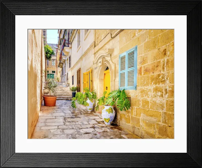 Framed Print : Street of picturesque Vittoriosa (Birgu), Valletta, Malta Framed Print : Street of picturesque Vittoriosa (Birgu), Valletta, Malta