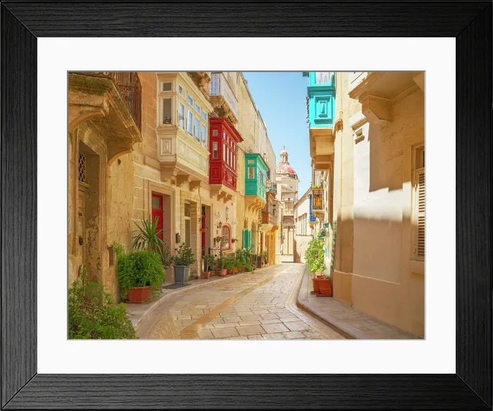 Framed Print : Typical Street of picturesque Vittoriosa (Birgu), Valletta, Malta Framed Print : Typical Street of picturesque Vittoriosa (Birgu), Valletta, Malta