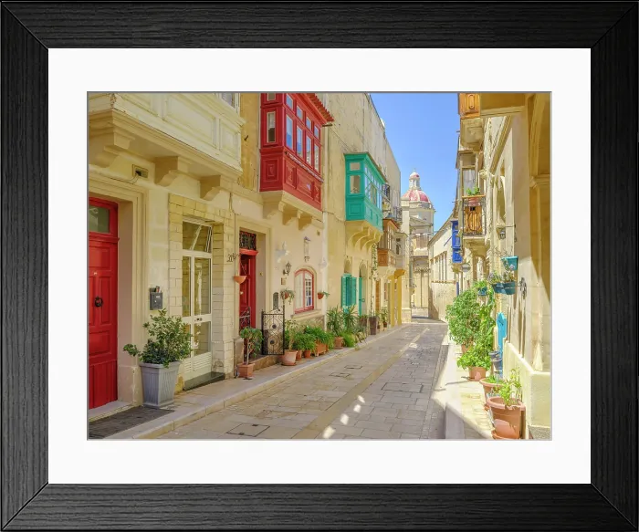 Framed Print : Street of picturesque Vittoriosa (Birgu), Valletta, Malta Framed Print : Street of picturesque Vittoriosa (Birgu), Valletta, Malta