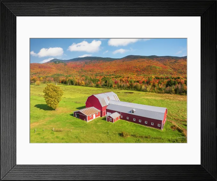Framed Print : Red barn and dairy farm in the Green Mountains, Woodbury, Vermont, USA Framed Print : Red barn and dairy farm in the Green Mountains, Woodbury, Vermont, USA