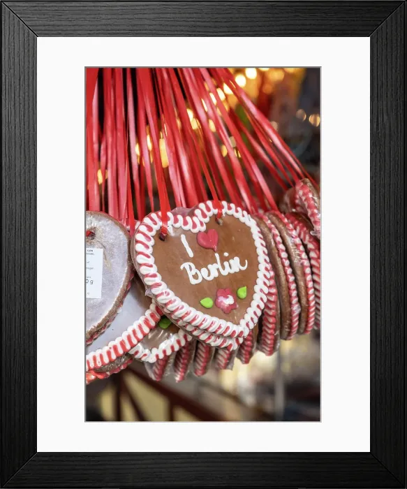 Framed Print : Lebkuchen hearts (gingerbread hearts) at a Christmas Market, Berlin, Germany Framed Print : Lebkuchen hearts (gingerbread hearts) at a Christmas Market, Berlin, Germany