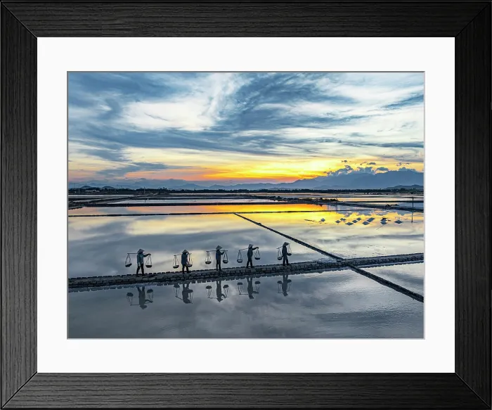 Framed Print : Silhouettes of workers with salt baskets, Hon Khoi, Khanh Hoa province, Vietnam. (MR) Framed Print : Silhouettes of workers with salt baskets, Hon Khoi, Khanh Hoa province, Vietnam. (MR)
