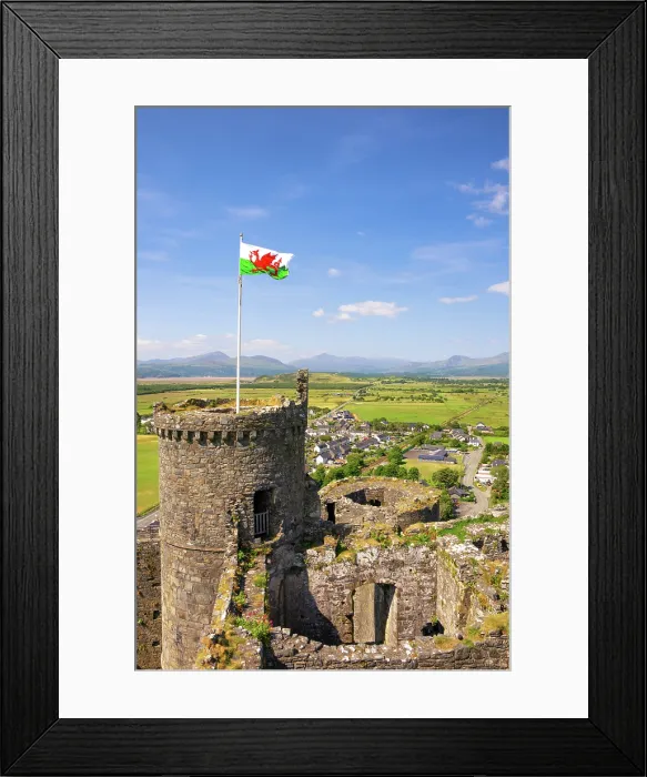 Framed Print : Harlech Castle (Castell Harlech), with the mountain peaks of Eryri (Snowdonia) National Park in the background, Harlech, Gwynedd, Wales