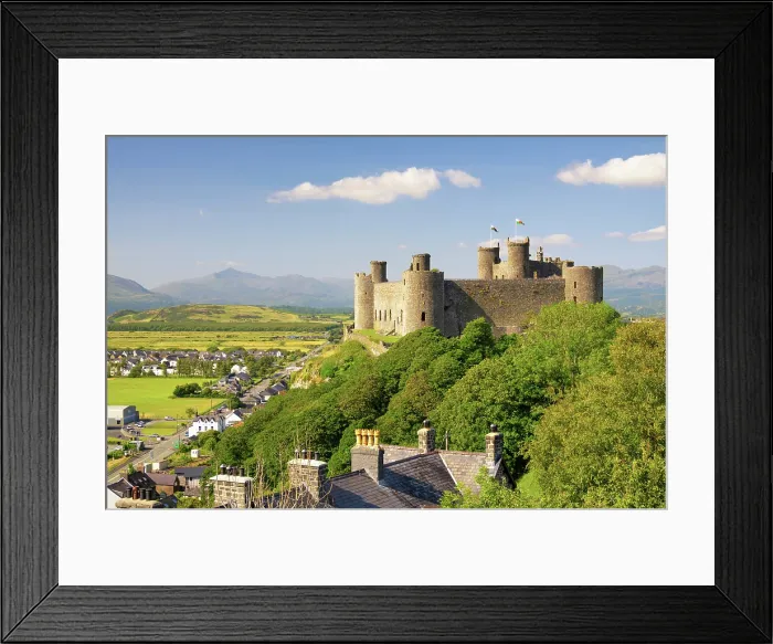 Framed Print : Views towards Harlech Castle (Castell Harlech) and village, with the mountain peaks of Eryri (Snowdonia) National Park in the background, Harlech, Gwynedd, Wales