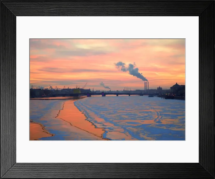 Framed Print : Russia, St. Petersburg; The last light over the partly frozen Neva River with in Winter Framed Print : Russia, St. Petersburg; The last light over the partly frozen Neva River with in Winter