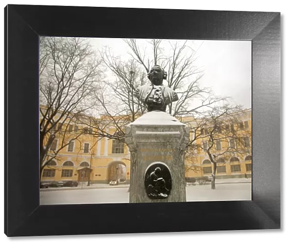 Russia, St. Petersburg; A monument to Italian Architect Rossi, standing in front of Ulitsa Rossi