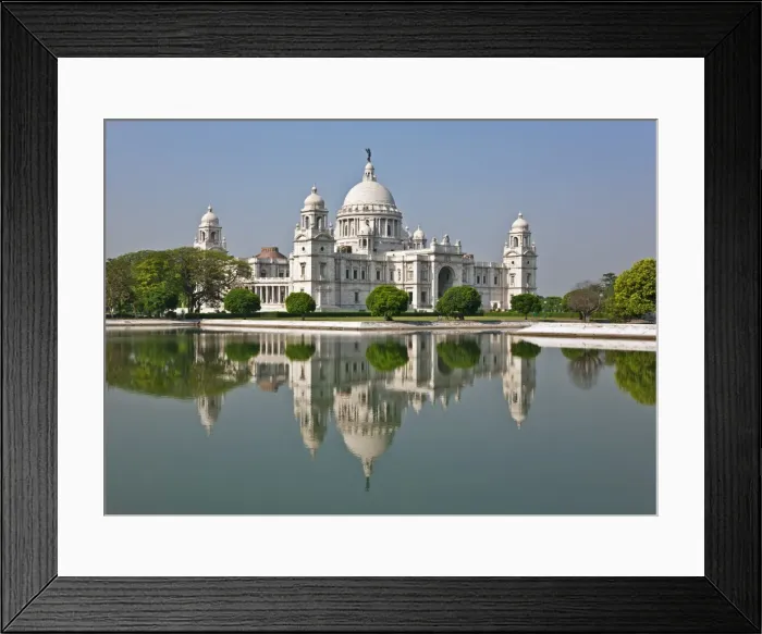 Framed Print : Situated in a well-tended park, the magnificent Victoria Memorial building with its white marble domes was built to commemorate Queen Victorias diamond jubilee in 1901 but was completed more than ten years after her death Framed Print : Situated in a well-tended park, the magnificent Victoria Memorial building with its white marble domes was built to commemorate Queen Victorias diamond jubilee in 1901 but was completed more than ten years after her death