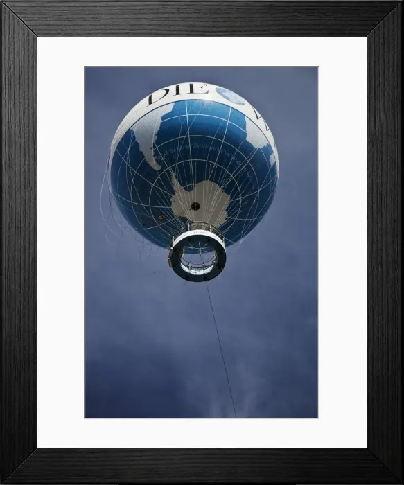 Framed Print : The Die Welt observation balloon on Kniederkircherstrasse, Potsdamer Platz Framed Print : The Die Welt observation balloon on Kniederkircherstrasse, Potsdamer Platz