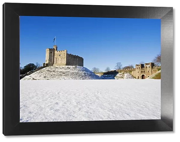 Europe, UK, United Kingdom, Wales, Cardiff, snow covered Cardiff Castle in winter