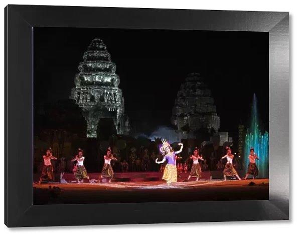 Thailand, Nakhon Ratchasima, Phimai. Sound and light show at the 12th century Prasat Phimai temple during the Phimai festival. Held in November, the Phimai Festival celebrates the culture and history of Phimai and it s