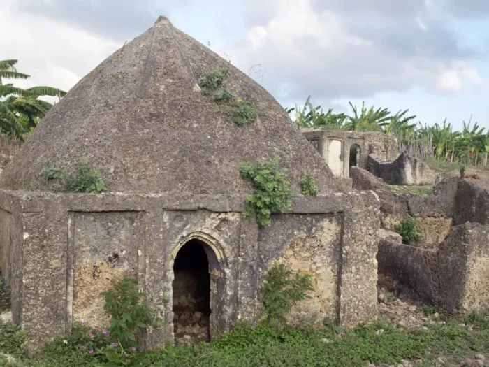 Framed Print : The 17th century tomb of Mwenya Bunu among ruins on