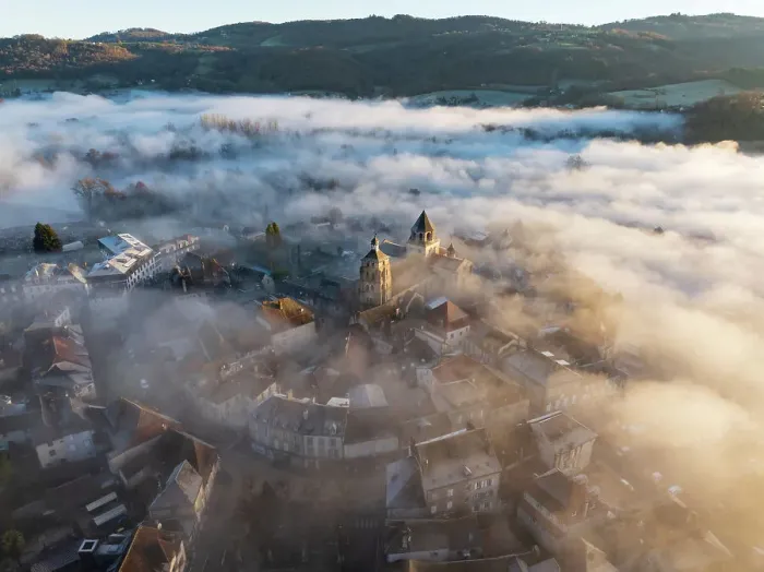Framed Print : Aerial view of Beaulieu-sur-Dordogne in the morning mist, Correze, Nouvelle-Aquitaine, France Framed Print : Aerial view of Beaulieu-sur-Dordogne in the morning mist, Correze, Nouvelle-Aquitaine, France