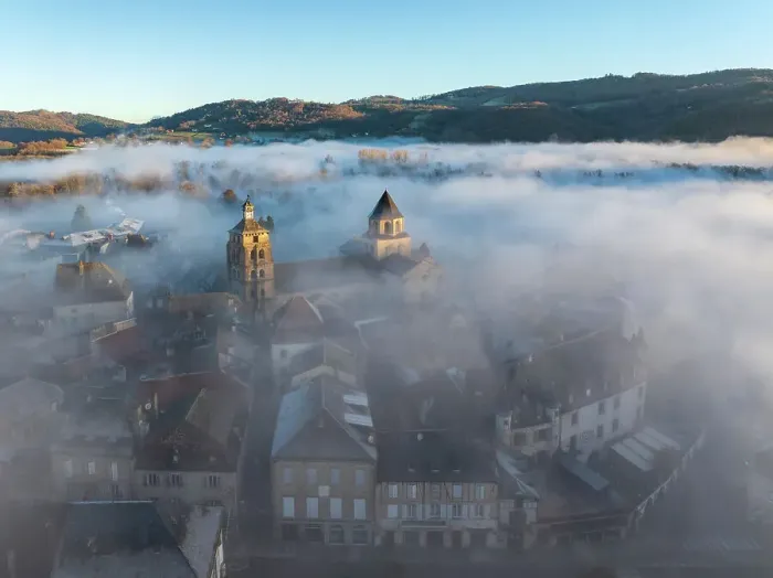Framed Print : Aerial view of Beaulieu-sur-Dordogne in the morning mist, Correze, Nouvelle-Aquitaine, France Framed Print : Aerial view of Beaulieu-sur-Dordogne in the morning mist, Correze, Nouvelle-Aquitaine, France