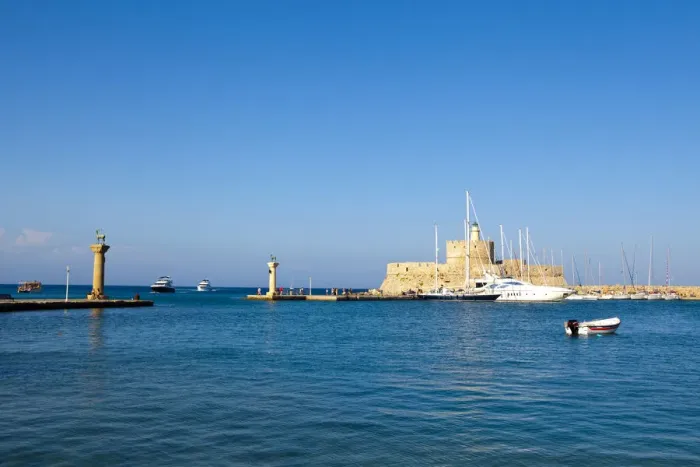 Framed Print : Agios Nikolaos Lighthouse & entrance to Mandraki Harbour, Rhodes Town, Rhodes, Greece