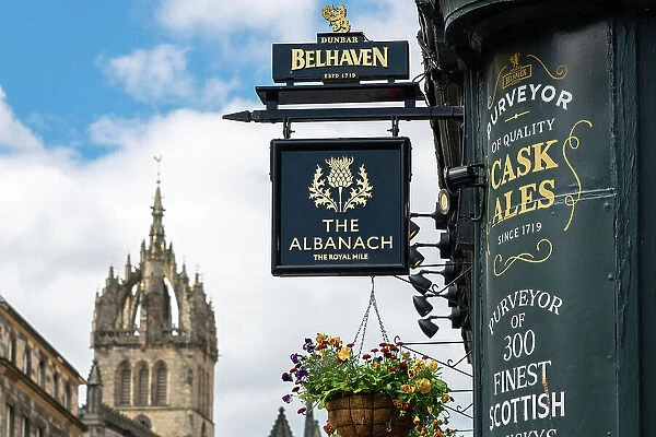 The Albanach pub on Royal Mile with tower of St. Giles Cathedral in background, UNESCO, Old Town, Edinburgh, Lothian, Scotland, UK