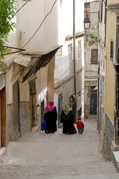 Framed Print : Algeria, Algiers. Women in the Kasbah Framed Print : Algeria, Algiers. Women in the Kasbah