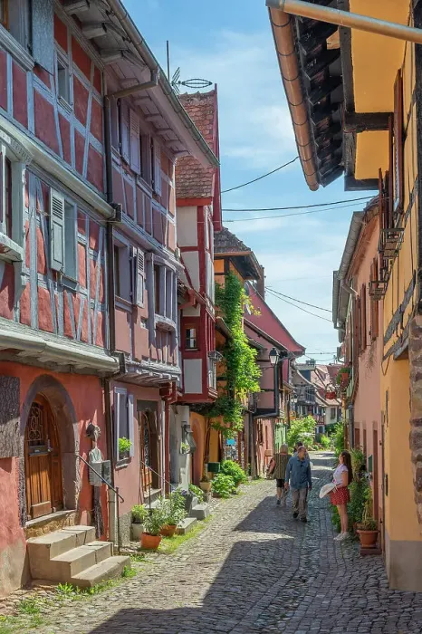 Framed Print : Alley at Eguisheim, Haut-Rhin, Alsace, Alsace-Champagne-Ardenne-Lorraine, Grand Est, France