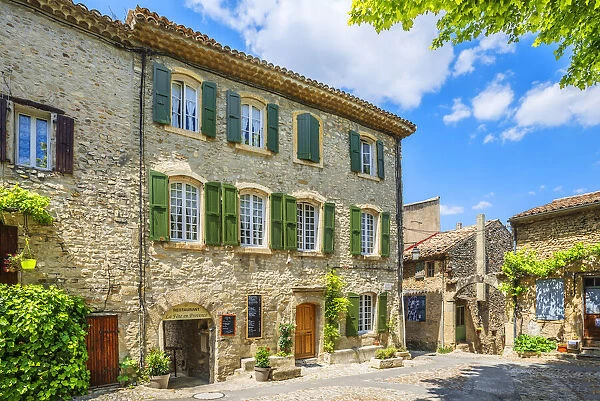 Alley in medievial town of Vaison-la-Romaine, Vaison-La-Romaine, Vaucluse, Provence-Alpes-Cotes d'Azur, France