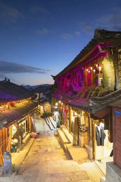 Framed Print : Alleyway at dusk, Lijiang (UNESCO World Heritage Site), Yunnan, China