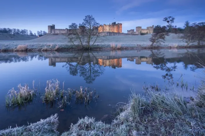 Framed Print : Alnwick Castle reflected in the River Aln on a frosty winter morning, Northumberland, England